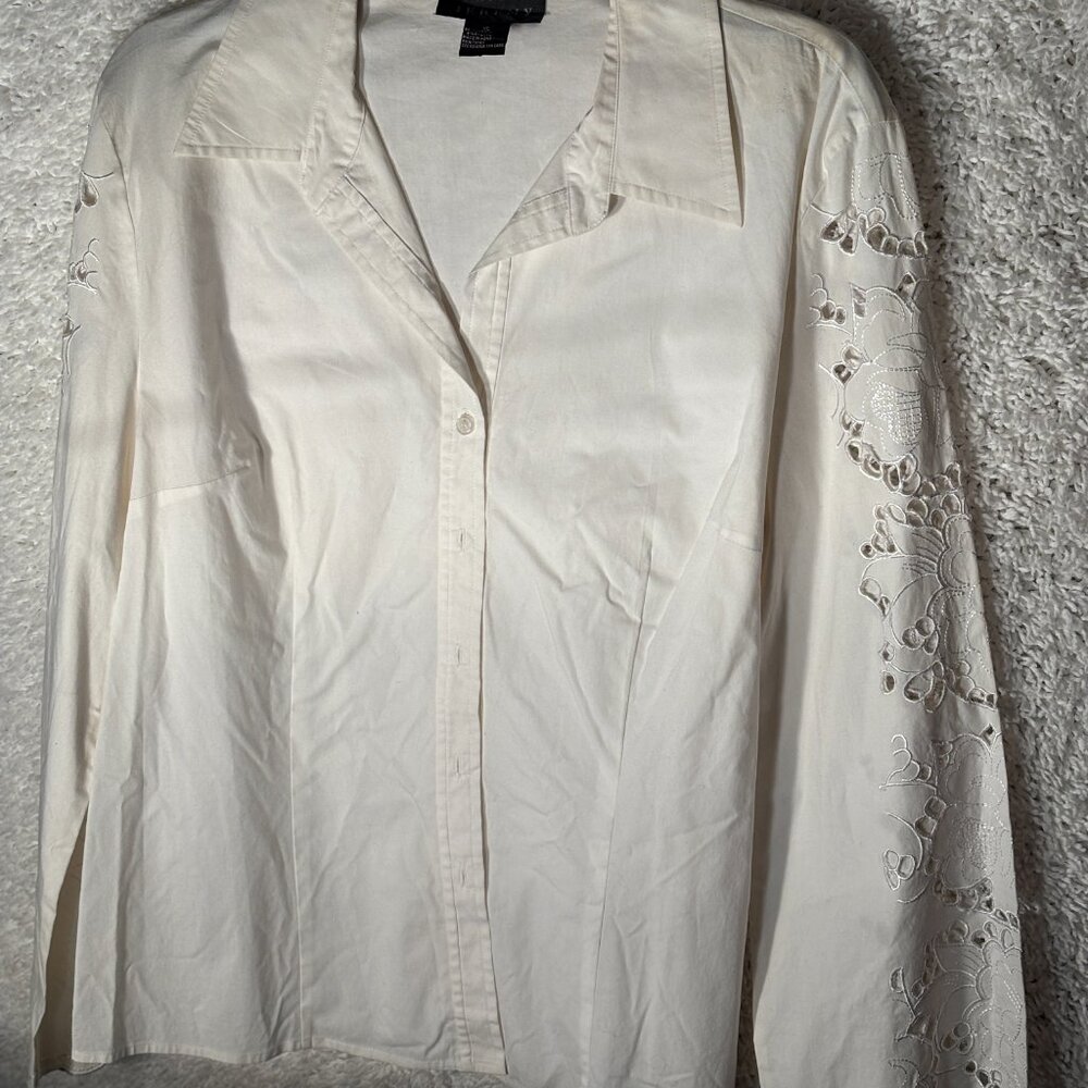 WOMEN'S WHITE SHIRT WITH CUT OUT EMBROIDERED SLEEVES. USED GREAT CONDITION SIZE